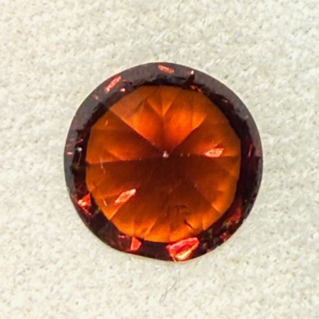 Zirkon med fantastisk rød farge og refleksjon. Diamter ø 6,2 og 1,35ct