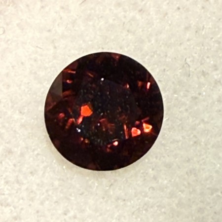 Zirkon kraftig refleksjon og rød farge 2,3 ct og 7 mm i diameter
