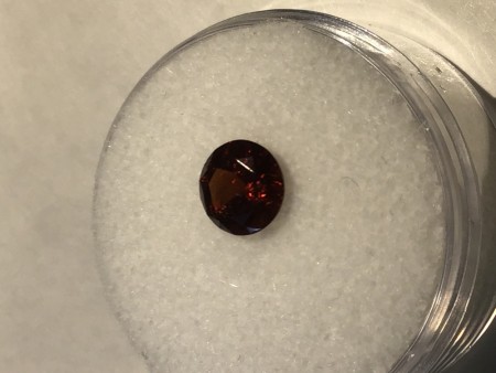 Zirkon mørk rød 1,45 ct og 6,6 i diameter