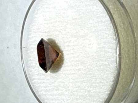 Zirkon med sterk rød farge og refleksjon diameter 7,7 mm og 2 ct