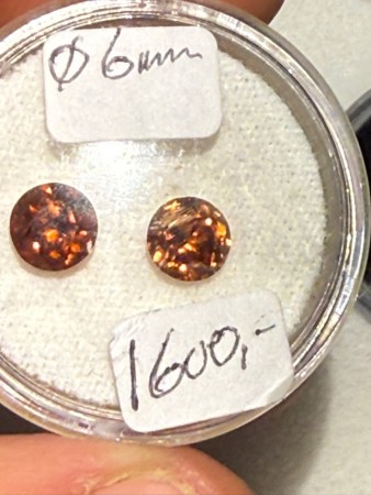 Zirkon med fantastisk rød mot orange farge diameter ø 6mm 1,2 ct
