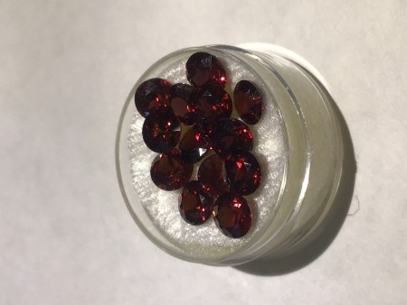 Zirkon sterk rød farge diameter ø 6 vekt 1 ct