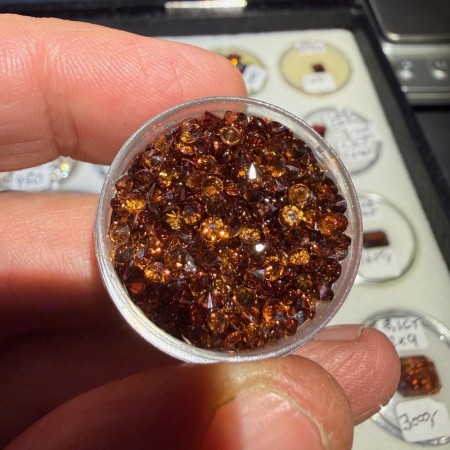 Zirkon mørk orange rød farge. diameter ø 3