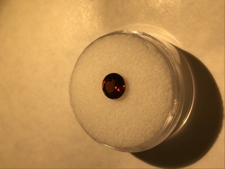 Zirkon med fantastisk rød mot orange farge diameter ø 6mm 1,2 ct