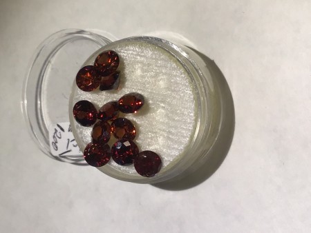 Zirkon klar dyp rød farge. Diameter ø 5 mm 1 ct